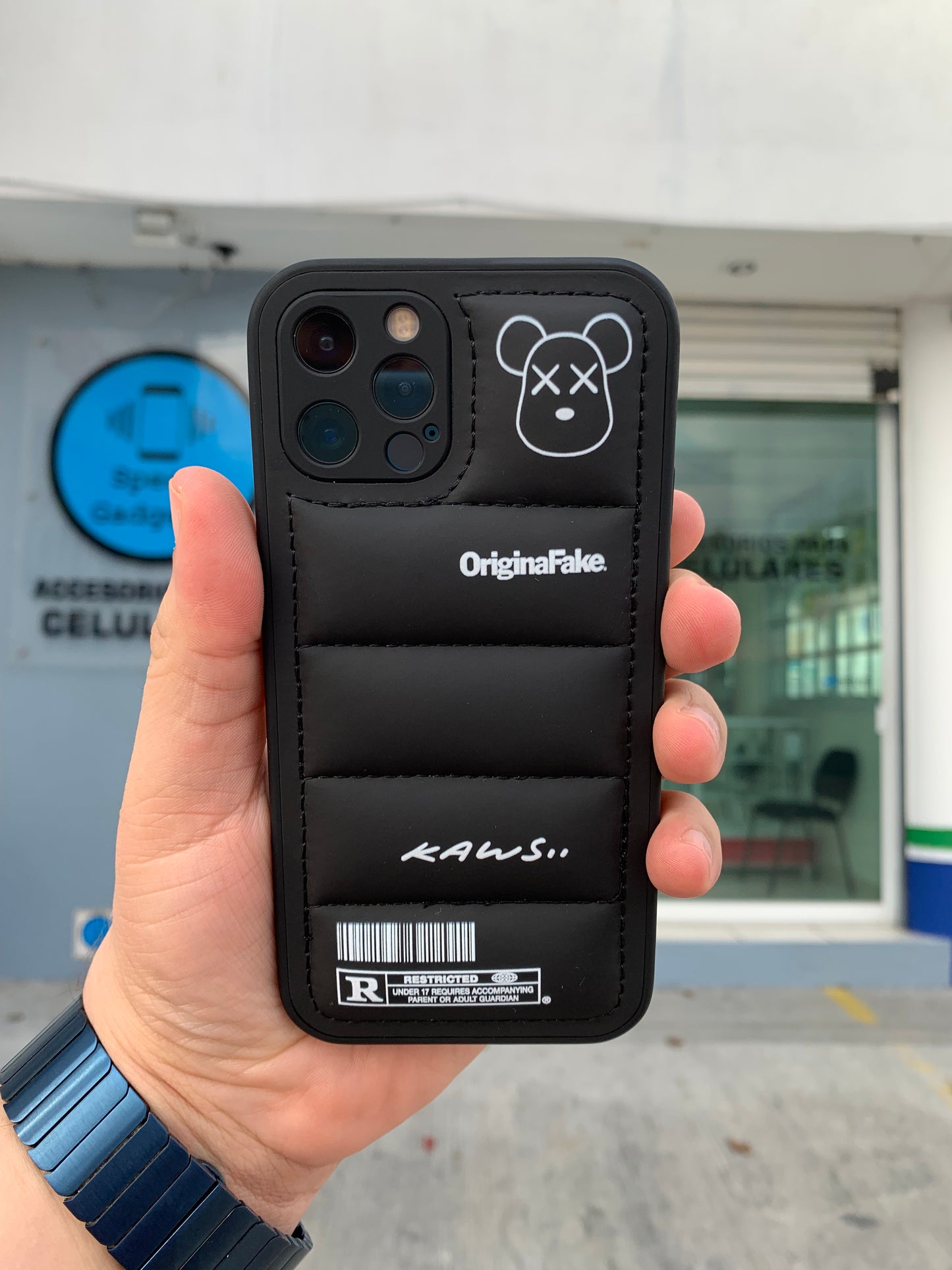 Case Kaws Acolchonada