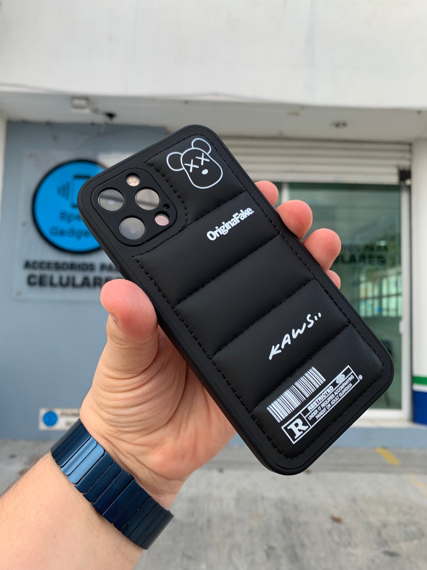 Case Kaws Acolchonada