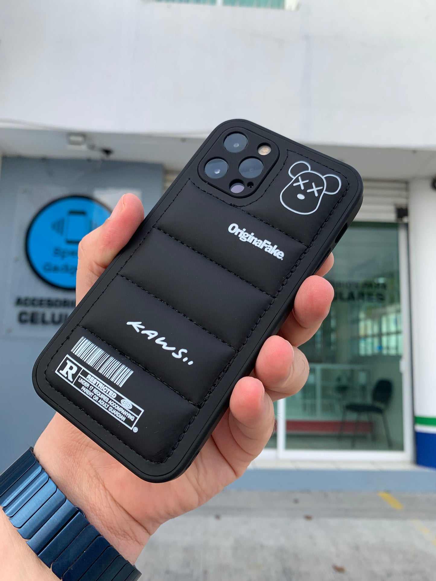 Case Kaws Acolchonada